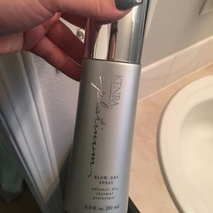 Kendra blow dry spray